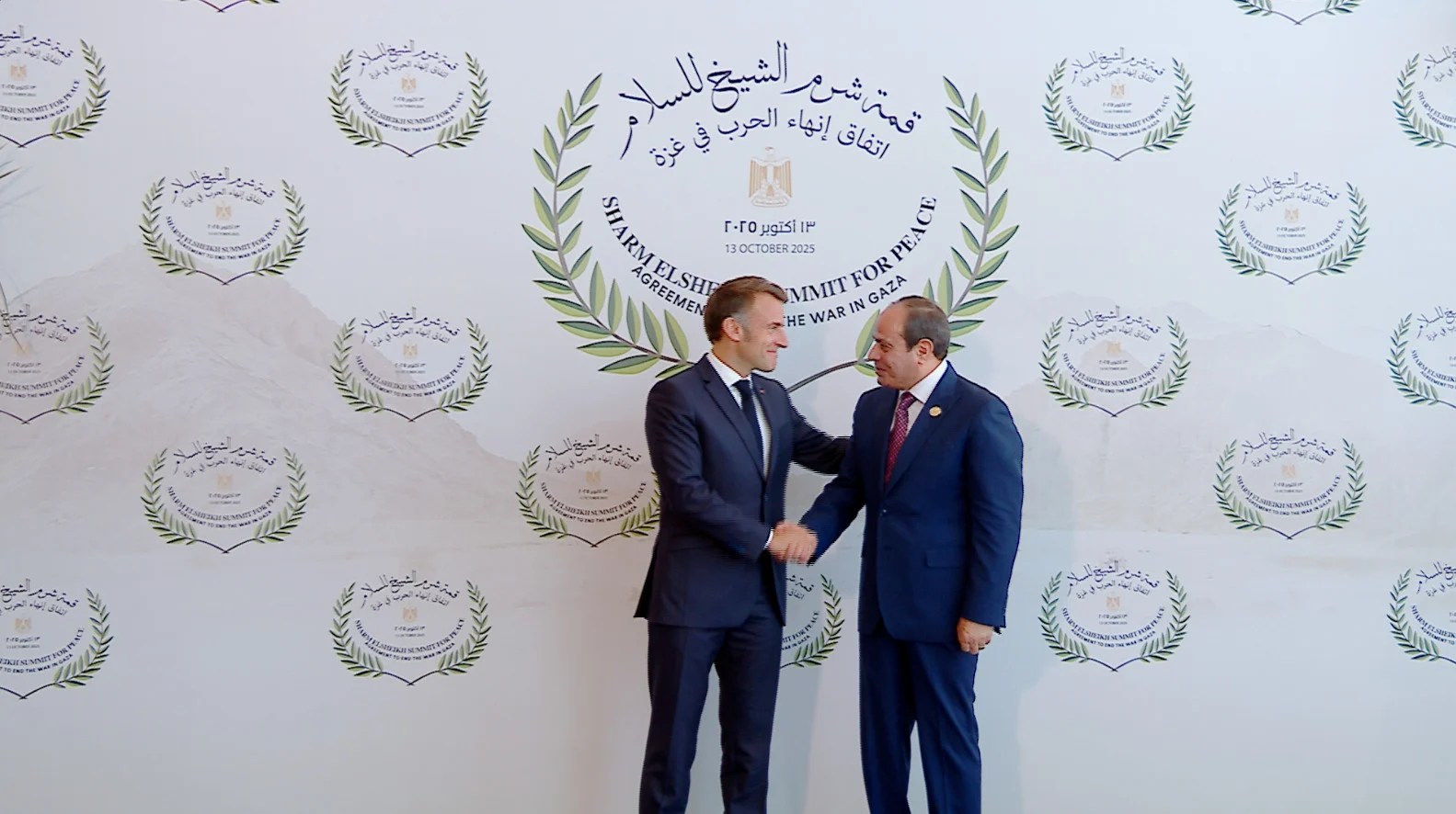 مشهد جذب انتباه العالم الرئيس ماكرون يكسر البروتوكول في قمة شرم الشيخ لماذا استقبل السيسي بكل هذا الود