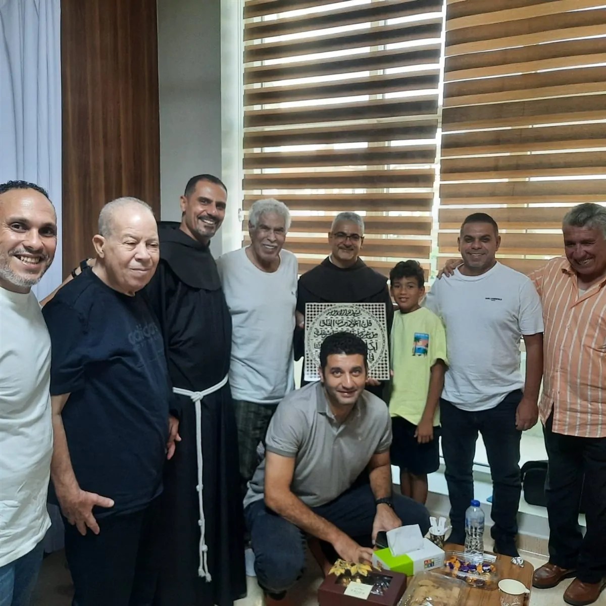 الأب بطرس دانيال والأب فيليب فرج الله يزوران الكابتن حسن شحاتة في المستشفى