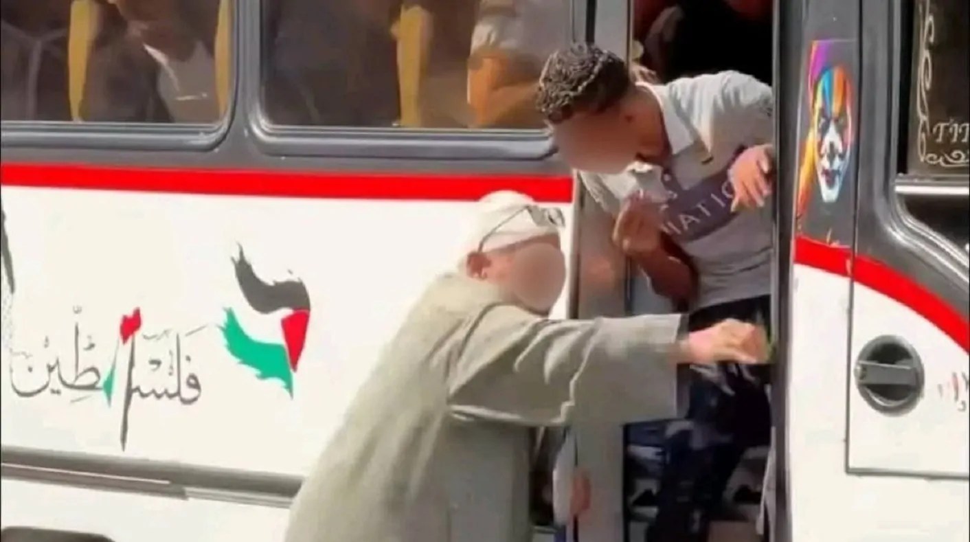مشهد صادم سقوط مسن بعد منعه من ركوب أتوبيس يثير غضبًا واسعًا وتحرك عاجل من الداخلية