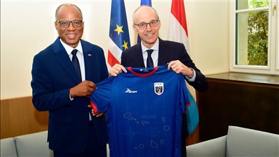 قميص الرأس الأخضر وإنجاز كأس العالم يتصدران المشهد في زيارة رئيس الوزراء إلي لوكسمبورج