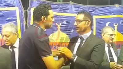 بعد غيابه عن الجنازة.. حمادة بركات يستقبل عزاء والدته وأشرف زكي أبرز الحضور