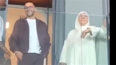 حكيم زياش ووالدته يخطفان الأضواء في ديربي الوداد والرجاء.. ويشعل الأجواء المغربية