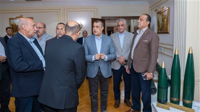 وزير الإنتاج الحربي يتابع العملية الإنتاجية بمصنع إنتاج وإصلاح المدرعات (200 الحربي)