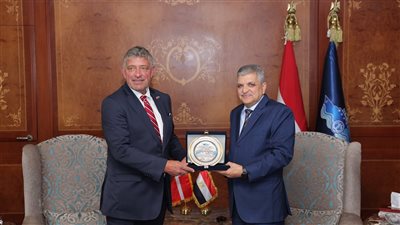 قناة السويس تبدي جديتها في تبني مشروعات الصناعة البحرية والخدمات اللوجستية
