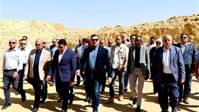وزير الإسكان يتفقد مشروع سكن مصر ومحطة رفع صرف صحى امتداد جنوب المستثمرين بمدينة القاهرة الجديدة