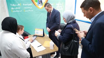 نائب وزير الصحة يتفقد مركز صحة أسرة غرب الجامعات ويوجه بصرف مكافأة للعاملين تقديرًا لأدائهم المتميز
