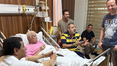 مجدي عبد الغني وفاروق جعفر وهاني حتحوت في زيارة دعم للكابتن حسن شحاتة بعد أزمته الصحية (صور)