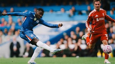 الدوري الإنجليزي الممتاز: قذيفة موسيس كايسيدو تمنع تشيلسي التقدم على ليفربول في الشوط الأول