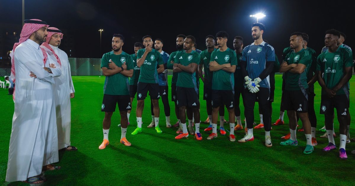 وزير الرياضة السعودي يحفز لاعبي “الأخضر” قبل موقعة إندونيسيا