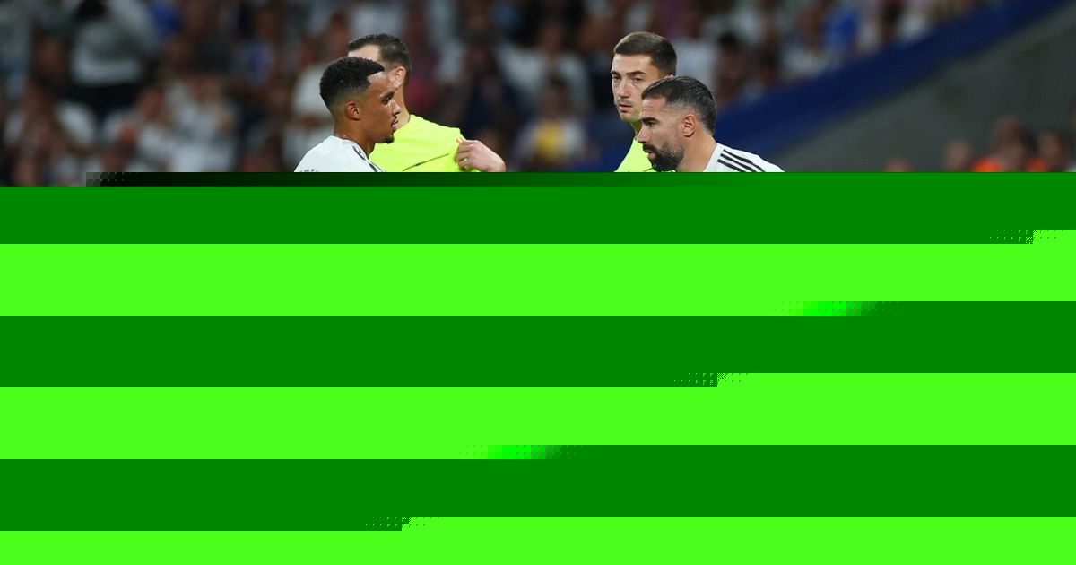 أرنولد يتحدى “الوقت والمنطق وجسده” للعب مباراة الكلاسيكو