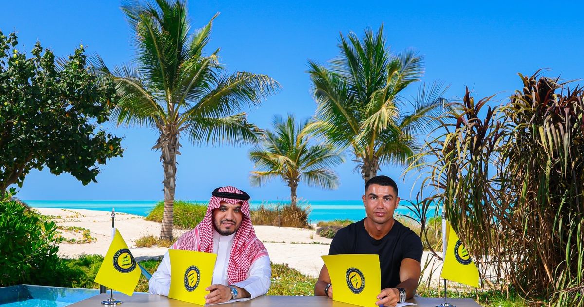 رونالدو أول لاعب كرة قدم ملياردير بفضل عقده السعودي الضخم.