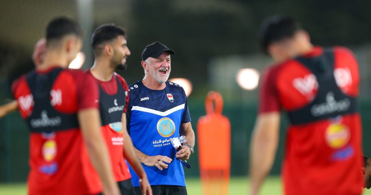 مدرب العراق يحذر لاعبيه من الانشغال بالحكم أمام إندونيسيا