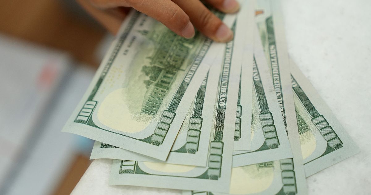 الدولار يقترب من أعلى مستوى في شهرين وسط توتر مالي عالمي