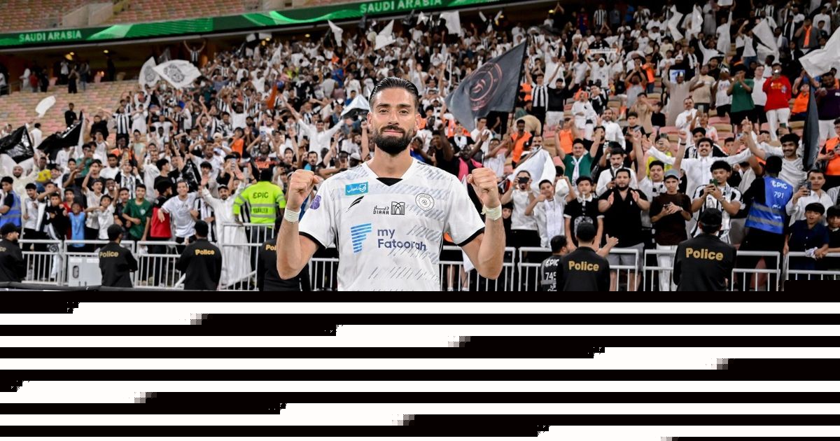 يانيك كاراسكو يتفوق على رياض محرز في قمة الأهلي والشباب