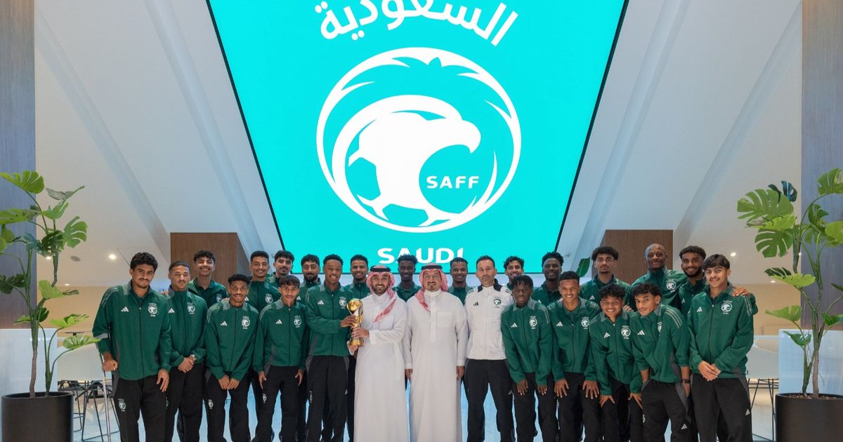 وزير الرياضة السعودي يستقبل لاعبي منتخبَي تحت 19 و17 عاماً