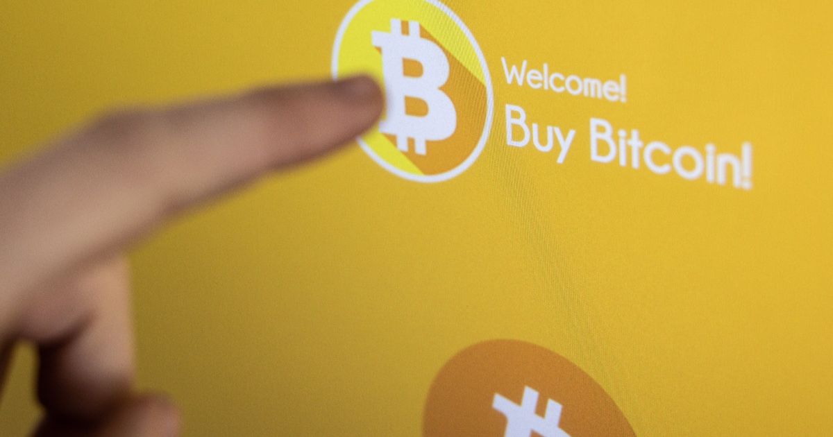 الذهب وبتكوين يربحان من الخسائر المتوقعة في العملات