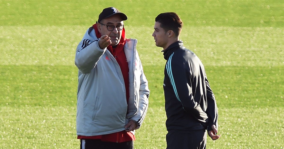 لماذا أقدم كريستيانو رونالدو على “شمّ ومضغ” عشب في يوفنتوس؟