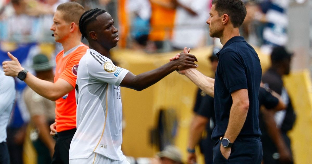 رئيس ريال مدريد يتدخل لتهدئة التوتر بين ألونسو وفينيسيوس