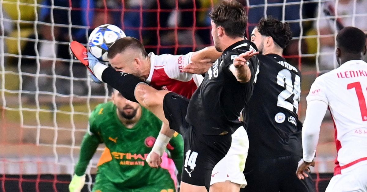 بسبب ركلة جزاء.. لاعب سيتي يتهم داير بالتمثيل والإنجليزي يرد