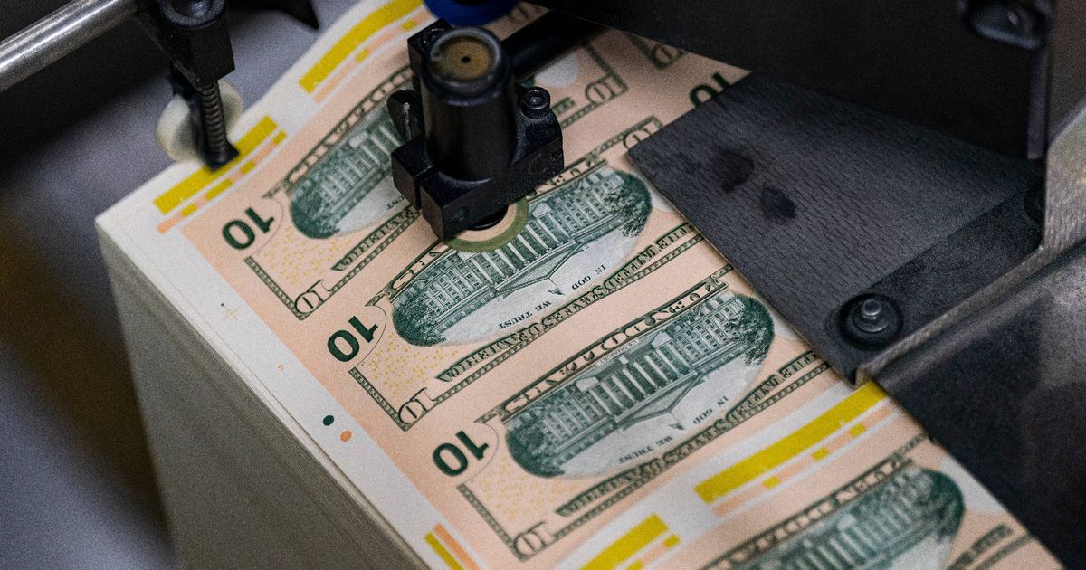 الدولار يسجل أعلى مستوى منذ أغسطس وسط تصاعد التوترات التجارية