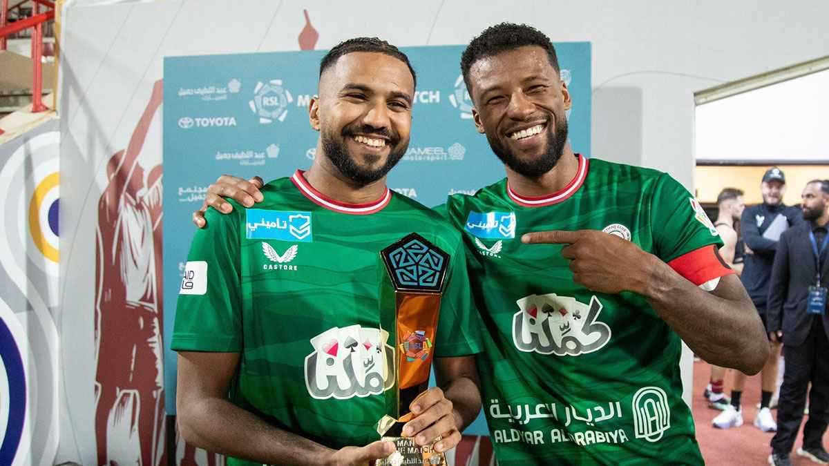 أثارت جدلا.. سر الورقة التي منحها الهلال لخالد الغنام قبل مباراة الاتفاق (فيديو)