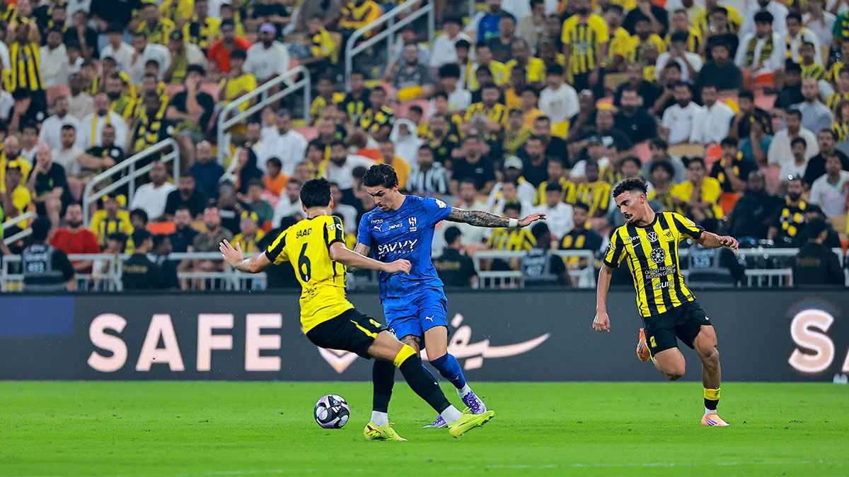 أخطاء مستمرة ومتضرر واحد.. فلاته يشن هجومًا على حكام مباراة الاتحاد والهلال