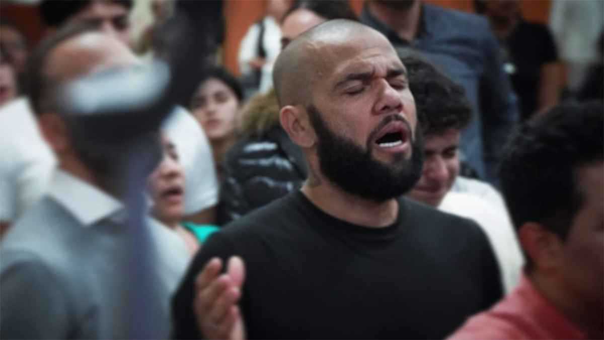 أصبح واعظا.. تحول مثير في حياة داني ألفيس (فيديو)