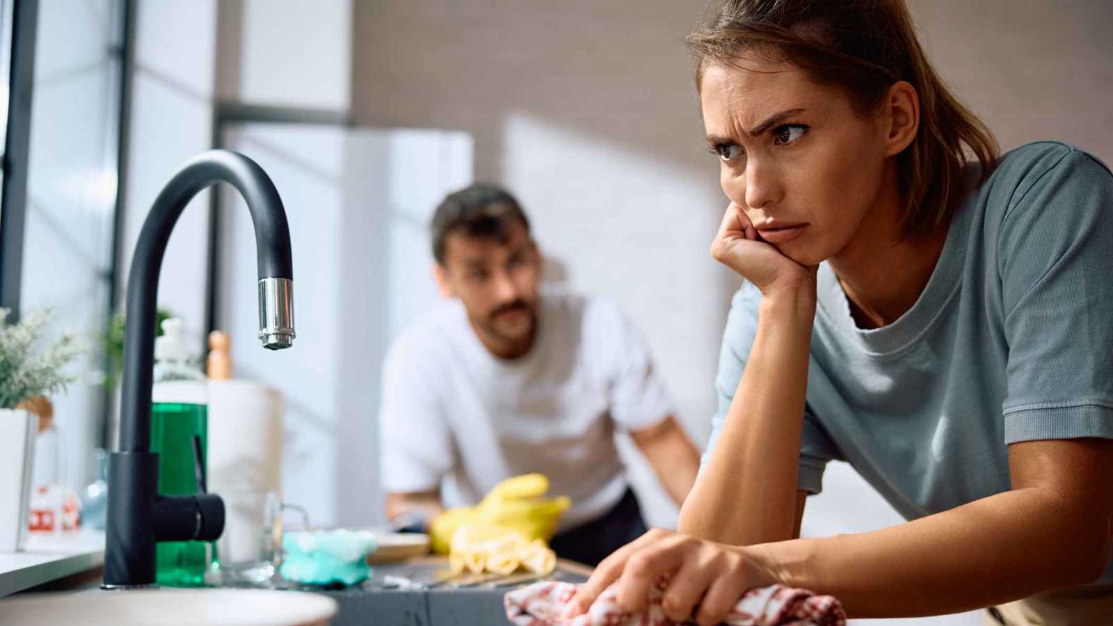 “أطباق الحوض” تكشف شخصيتك.. هل تتركها أم تنظفها فوراً؟