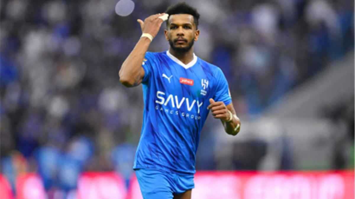 “أنت تتحدث كثيراً”.. أسطورة مانشستر يونايتد يفاجئ علي البليهي (فيديو)