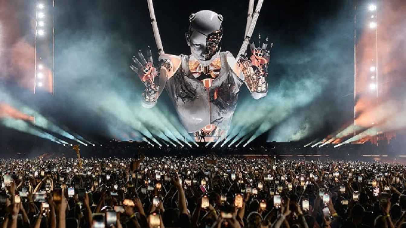 “أنيما”.. حفل باهر يثير الجدل في سفح الأهرامات (فيديو)