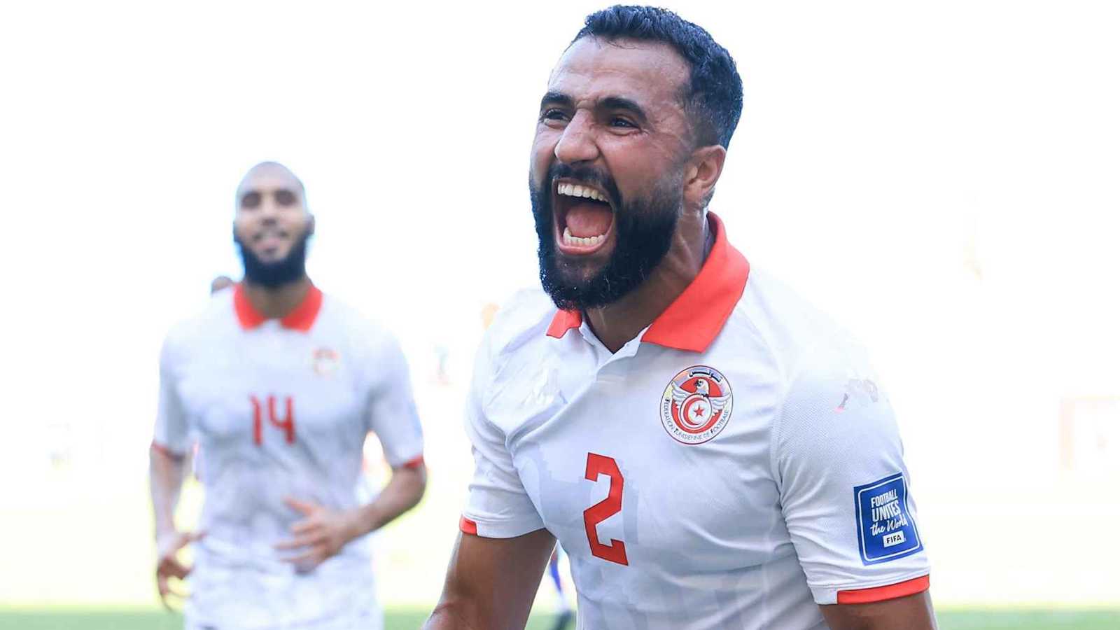أهدى ملابسه.. نجم تونس يثير ضجة بعد مباراة ناميبيا بتصفيات كأس العالم (فيديو)