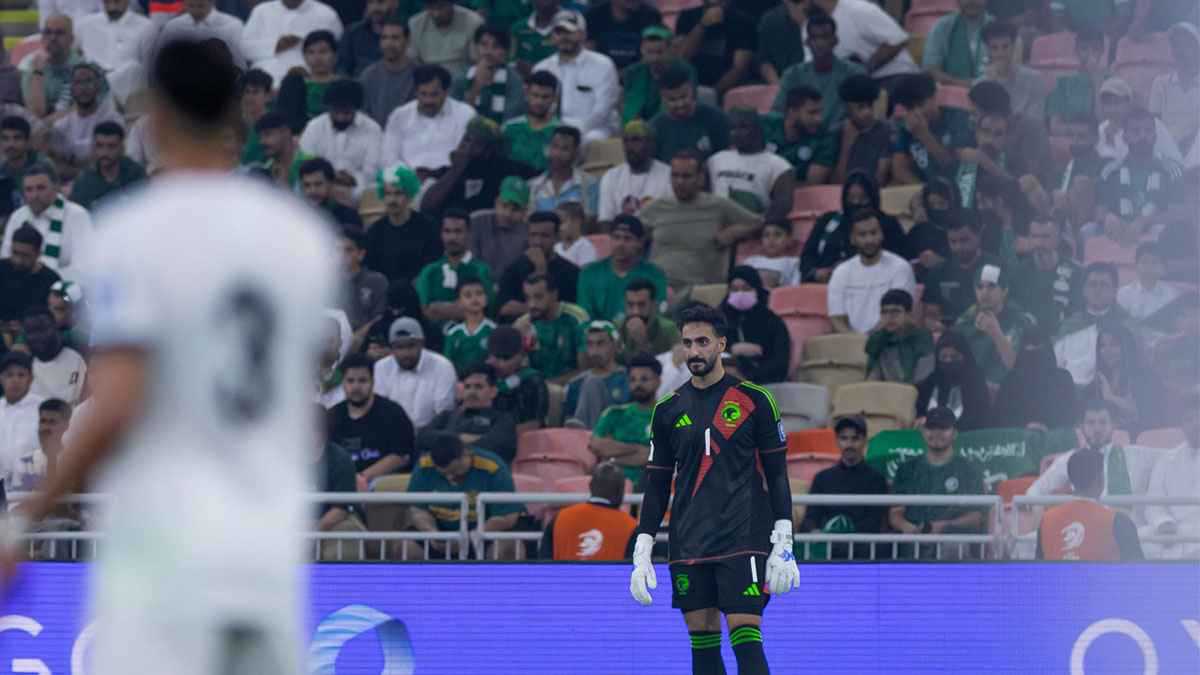 إبراهيم الفريان يمنح نواف العقيدي “بشت أخضر” (فيديو)