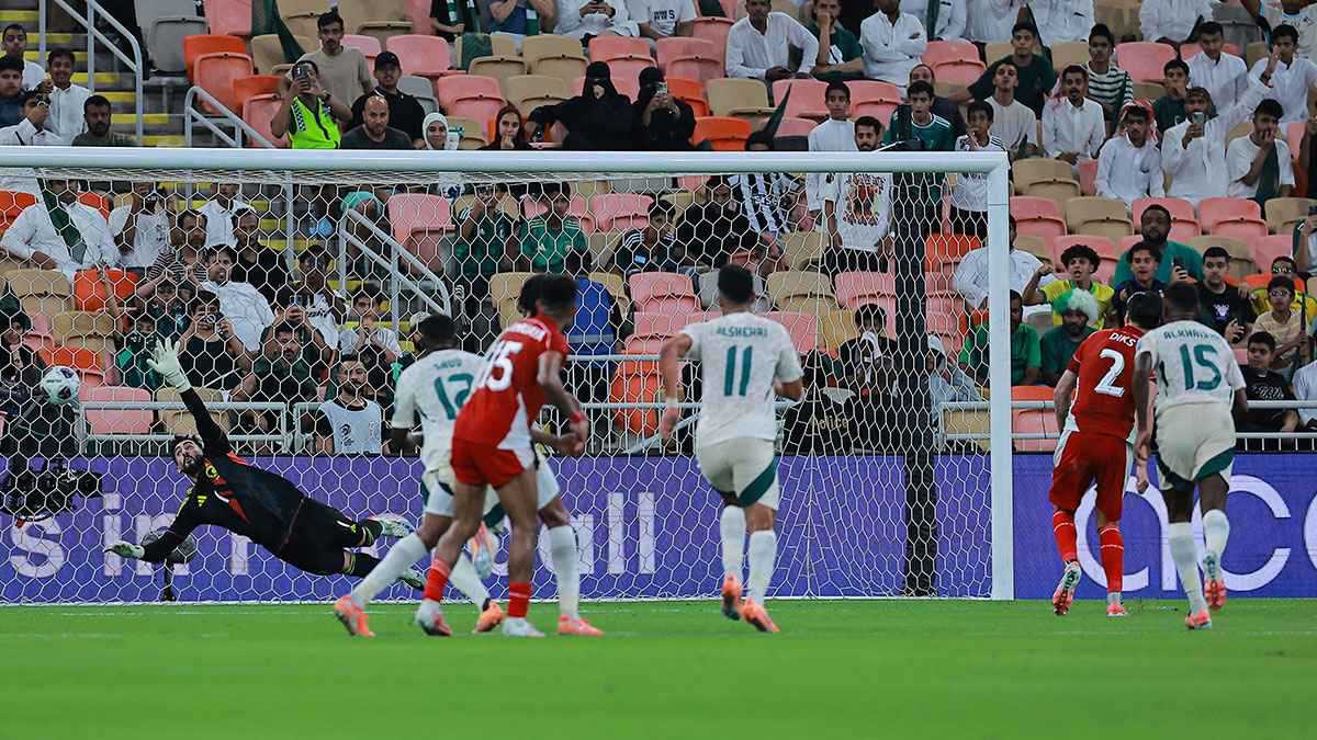 إندونيسيا منتخب ضعيف.. صالح أبو الشامات يرد على صحفي عراقي (فيديو)