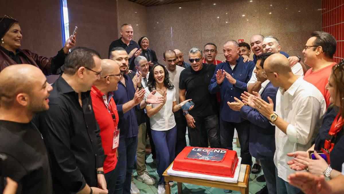 احتفال بعيد ميلاد الخطيب.. 3 مشاهد لافتة في انتخابات الأهلي المصري (صور)