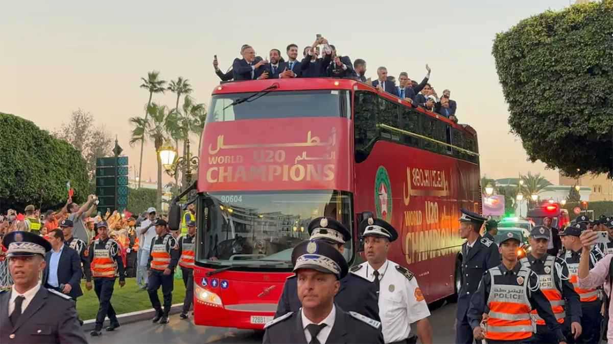 استقبال جماهيري حافل لمنتخب المغرب المتوج بكأس العالم للشباب (فيديو)