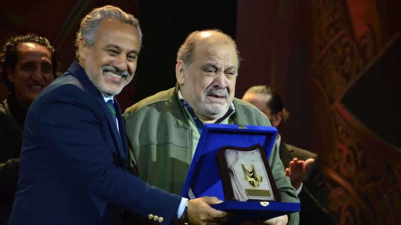 انهار بالبكاء لحظة تكريمه.. ما قصة تعرض الفنان ضياء الميرغني لخطأ طبي؟