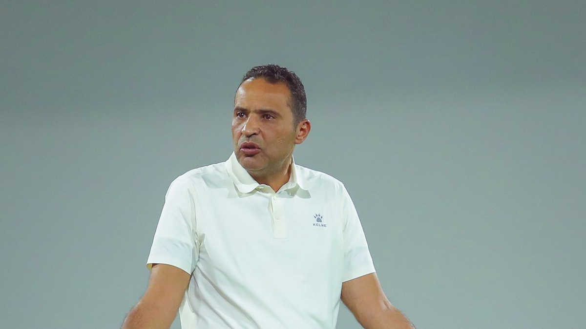 برسالة من المطار.. مؤمن سليمان يرد على شائعة وفاته (صورة)