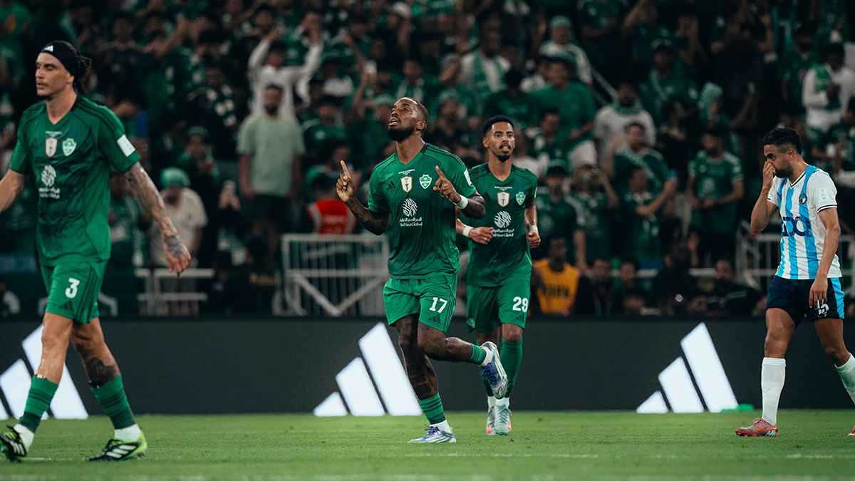 بعد تزايد العروض.. نجم الأهلي السعودي يوافق على الرحيل