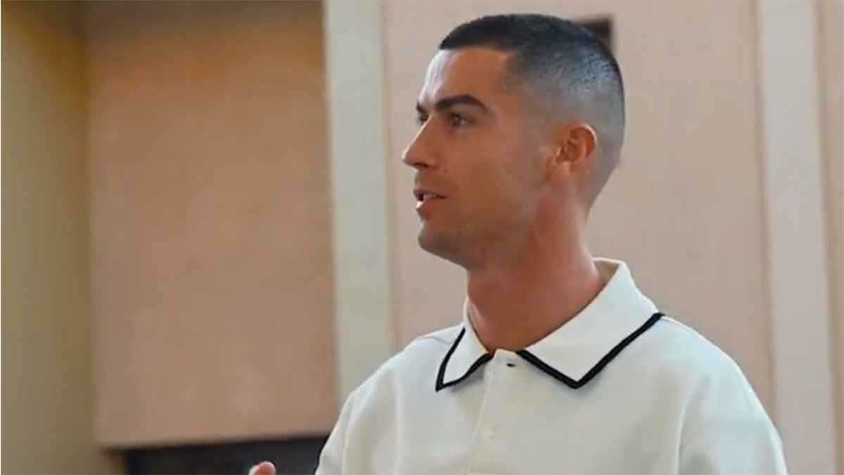 بعد حديثه عن أهمية الشعر.. كريستيانو رونالدو يظهر بـ”نيو لوك” جديد (فيديو)