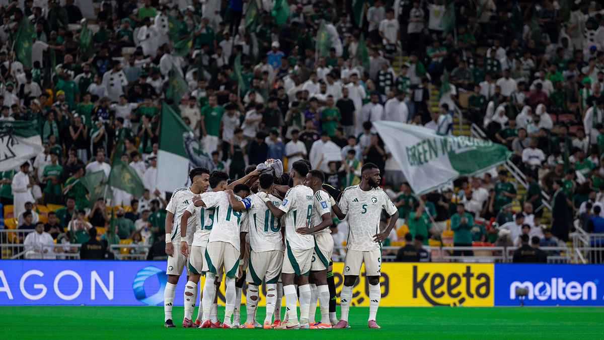 بعدما أثار أحمد العلي استياء.. من هو حكم مباراة السعودية والعراق الحاسمة؟