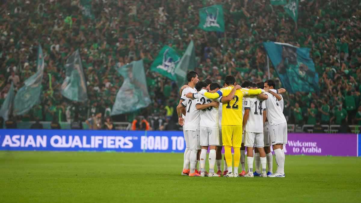 بكاء شديد.. انهيار لاعبي منتخب العراق بعد عدم التأهل المباشر لكأس العالم (فيديو)