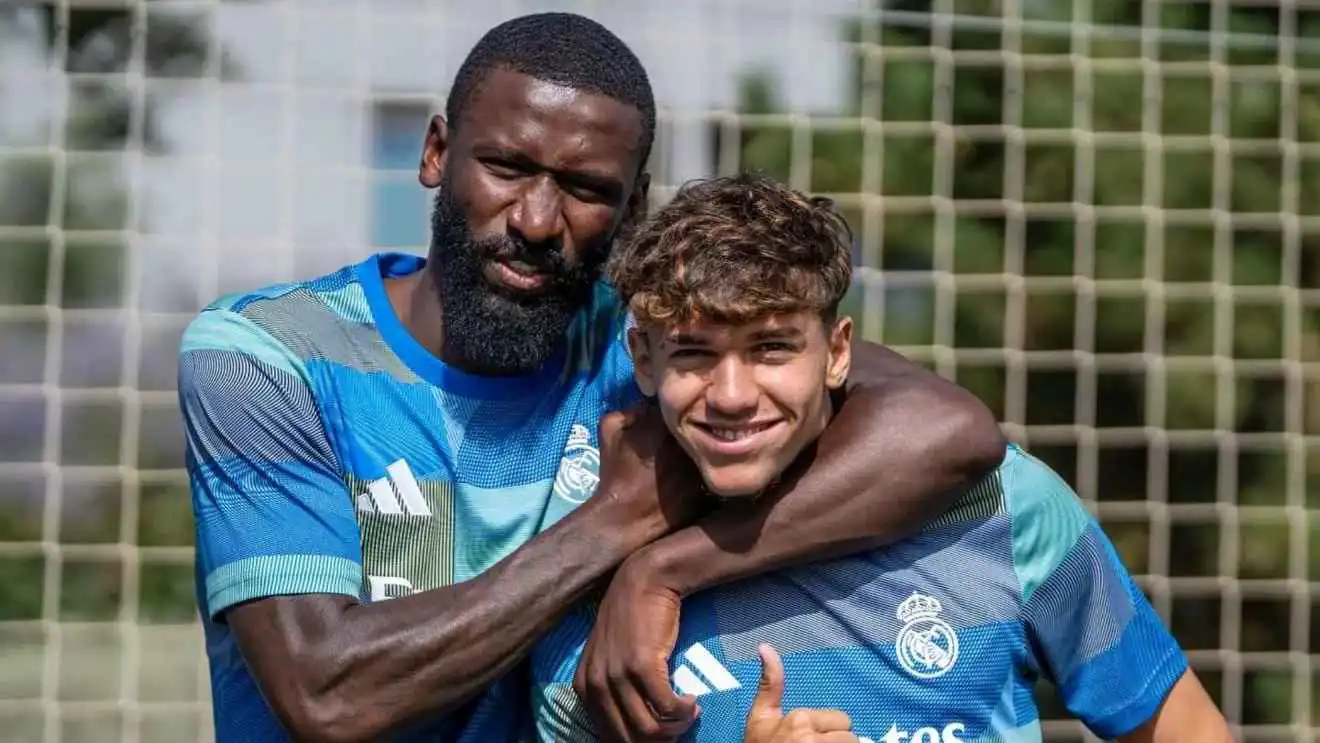 تياغو بيتارش مع أنطونيو روديغر مدافع ريال مدريد