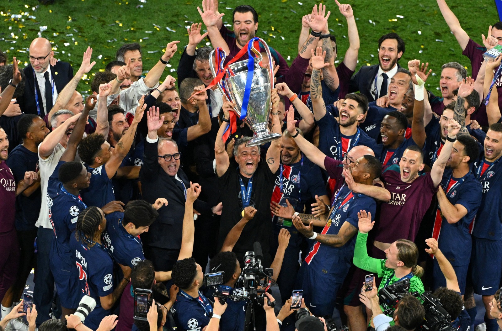 باريس سان جيرمان يحتفل بلقبه التاريخي الأول في دوري أبطال أوروبا بعد الفوز على إنتر ميلان بالدور النهائي - 31 مايو 2025