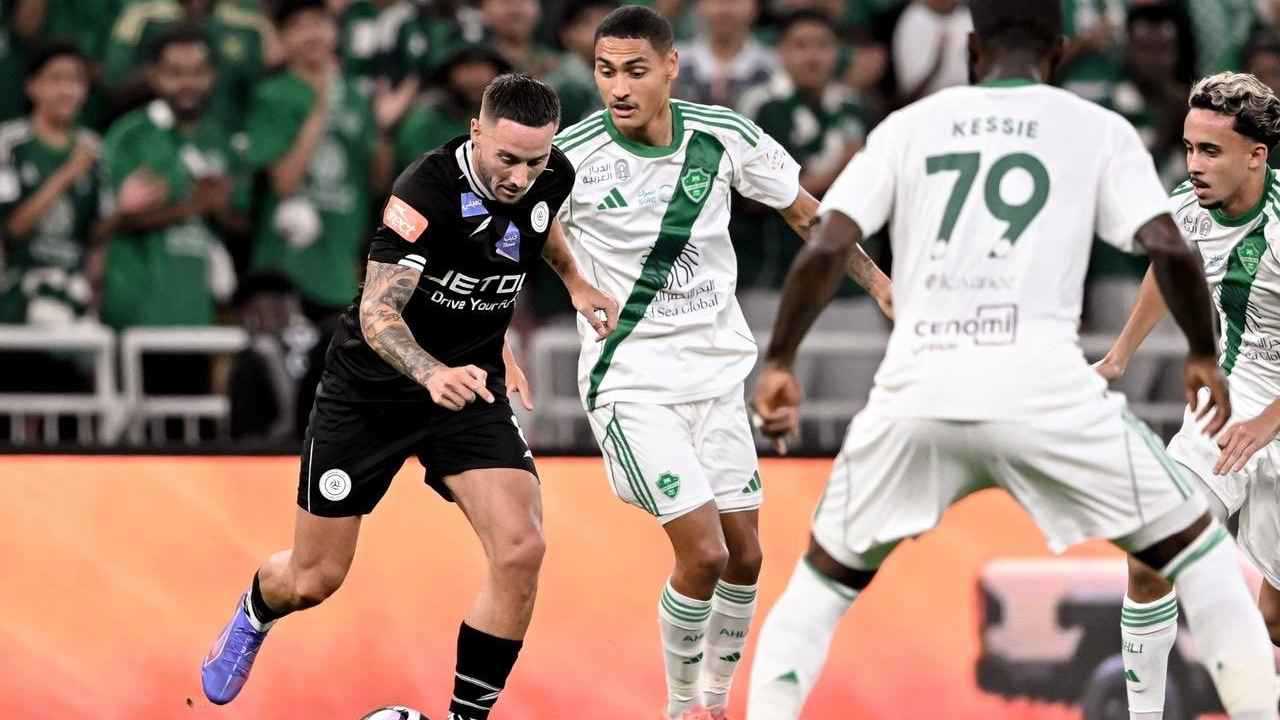 تقييم صادم.. مَن أكثر لاعب أثار غضب جمهور الأهلي السعودي في مباراة الشباب؟