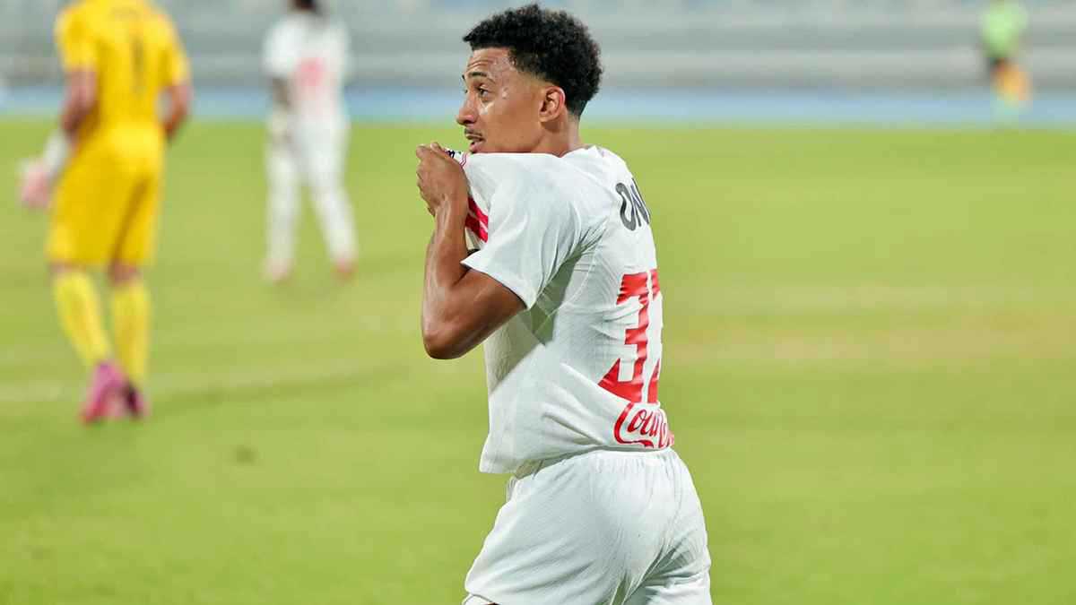 تمالك دموعه.. هدية من إحدى مشجعات الزمالك لخوان بيزيرا (فيديو)