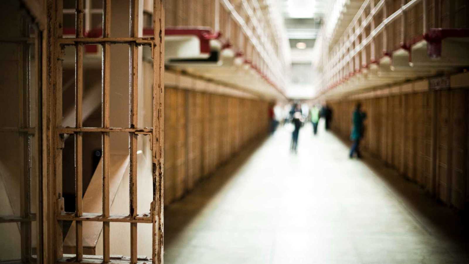 “حادثة غريبة”.. موظف يخرج سجينة بالخطأ لجلب الطماطم