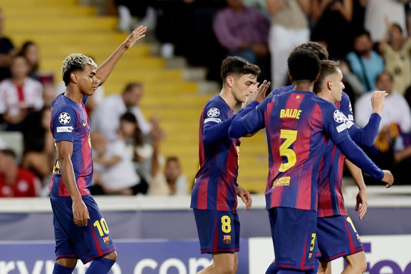 قد تكون صورة كرة قدم، وكرة قدم ونص