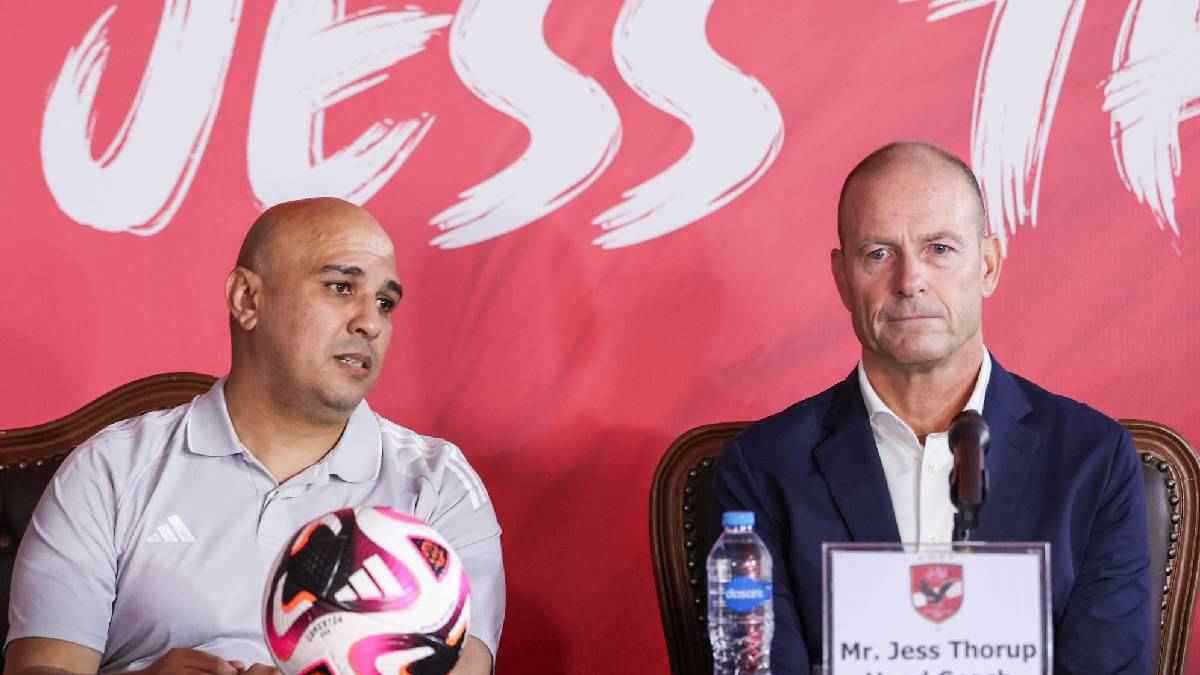 دكتور ولاعب كرة.. من هو مترجم سوروب الذي لفت الأنظار بشدة؟