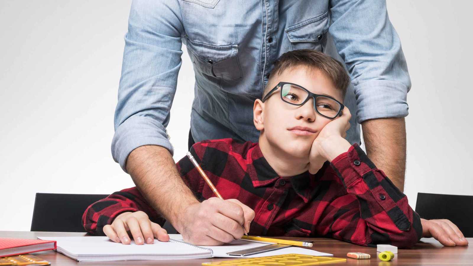 دليل الأهل.. كيفية تحويل الواجبات المدرسية من “معركة” إلى تعاون منزلي