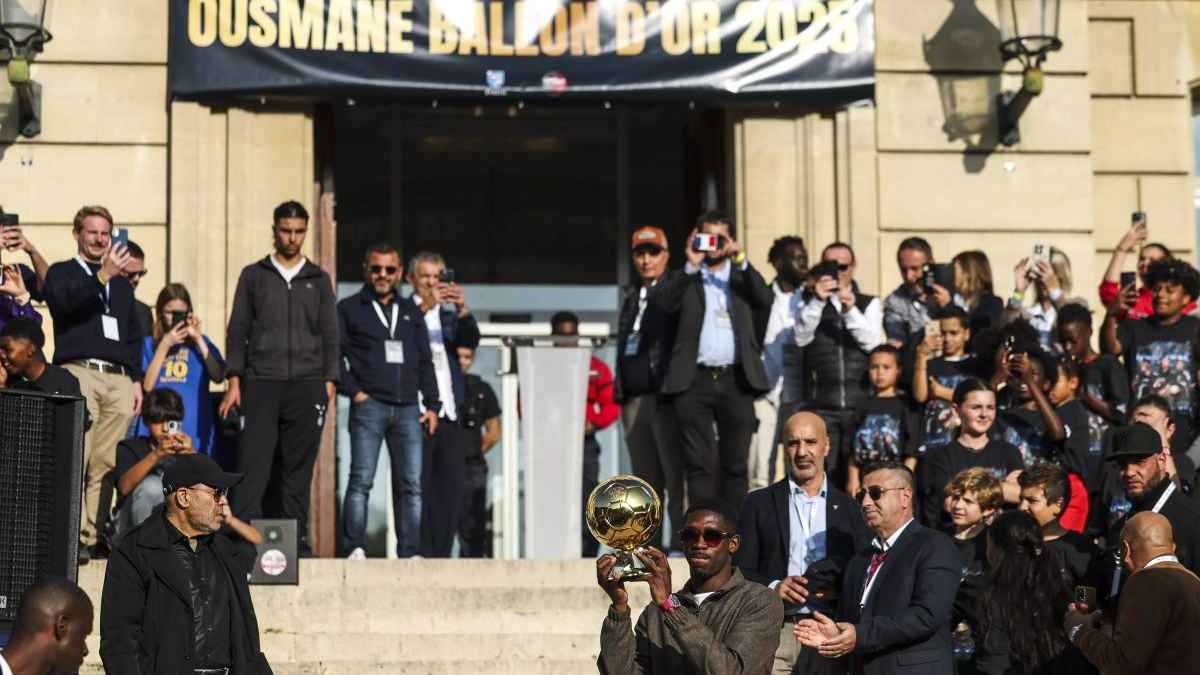 ديمبلي يقدم الكرة الذهبية لجماهير فريق البدايات إيفرو الفرنسي (فيديو وصور)